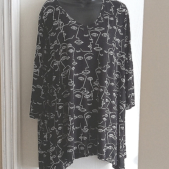 Tahari | Black and White Print High Lo Tunic Blouse - Picture 12 of 12